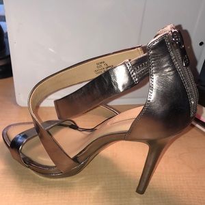 BCBG size 7 1/2 heel